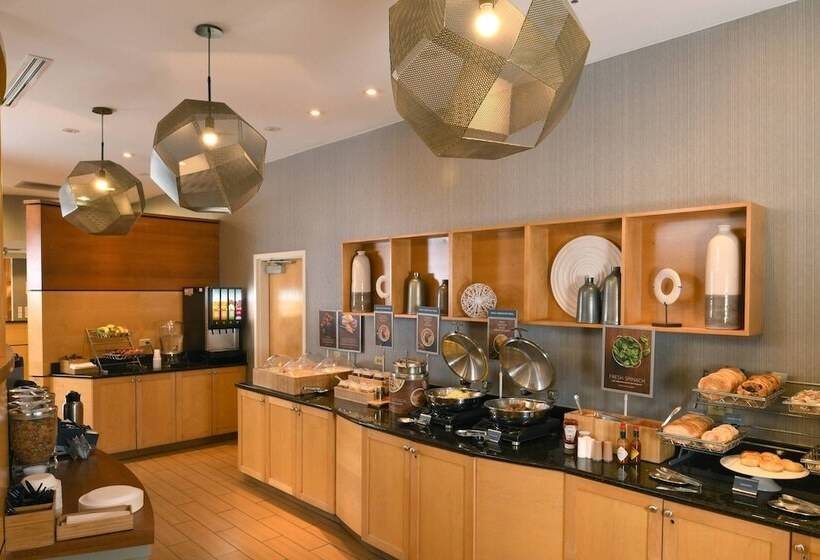 בית מלון כפרי Springhill Suites Des Moines West