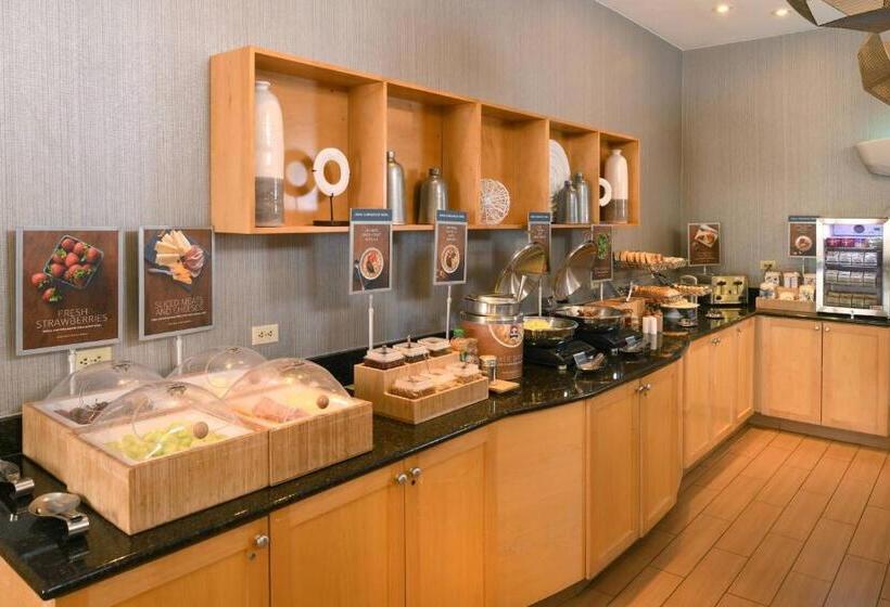 בית מלון כפרי Springhill Suites Des Moines West