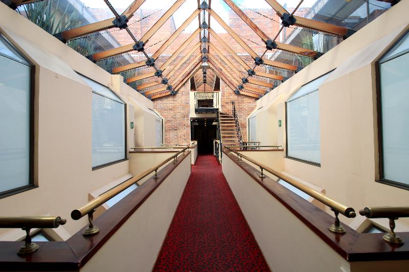 酒店 Windsor House Inn By Geh Suites