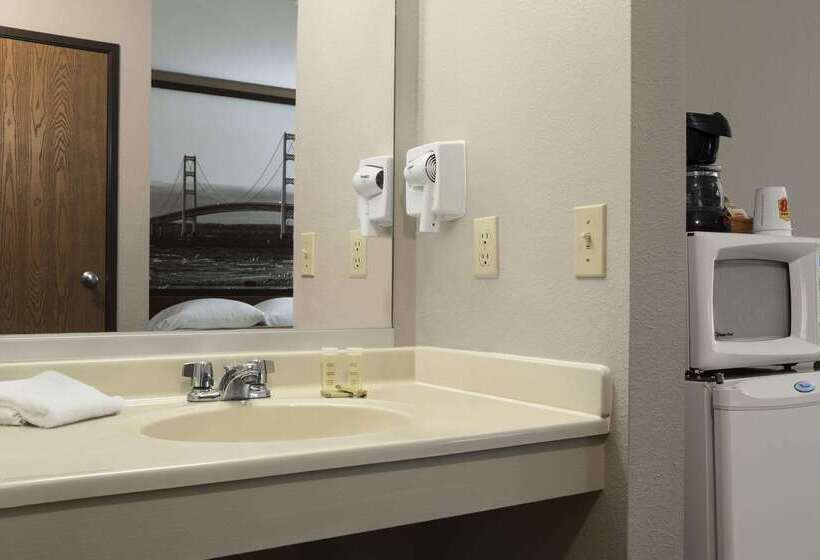 فندق على الطريق Super 8 By Wyndham Manistee