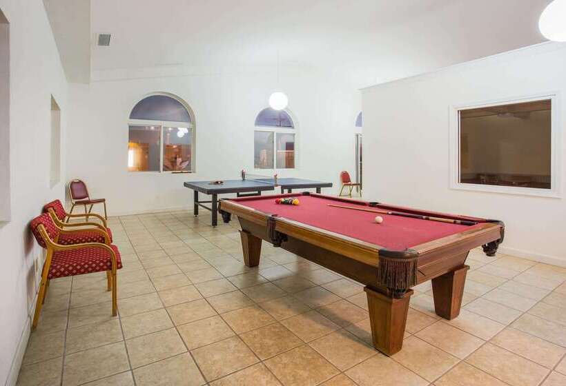 فندق على الطريق Super 8 By Wyndham Remington