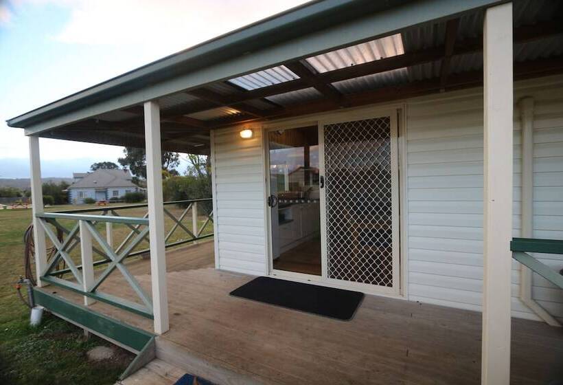 Отель Swansea Cottages & Lodge Suites