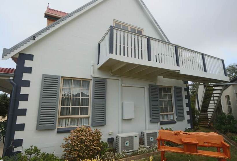 هتل Swansea Cottages & Lodge Suites