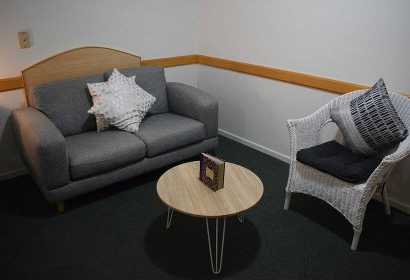 Warwick Vines Motel