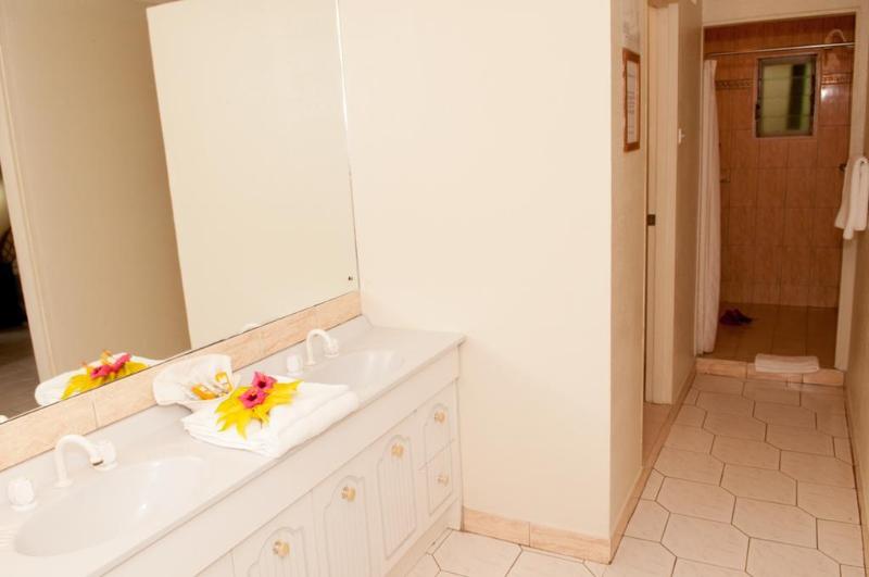 هتل Crusoe's Retreat