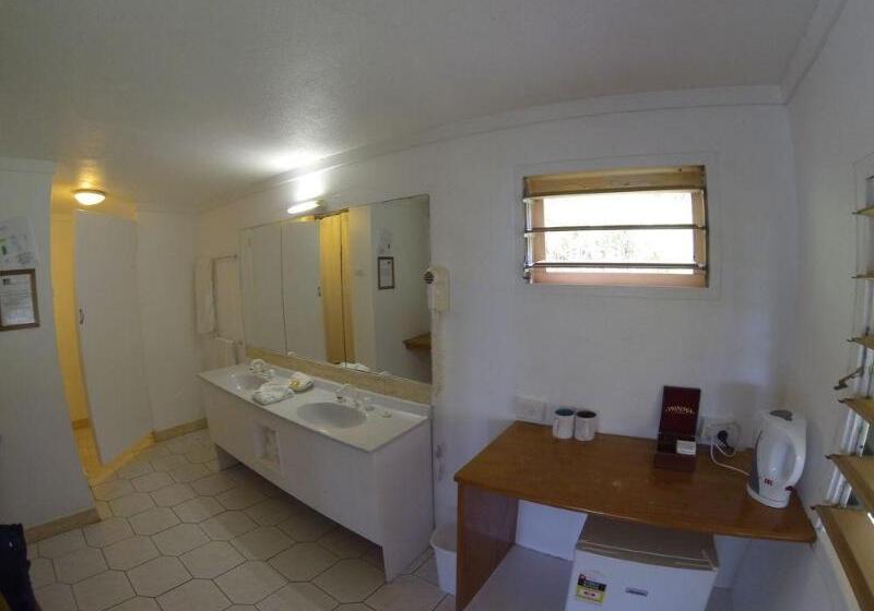 هتل Crusoe's Retreat