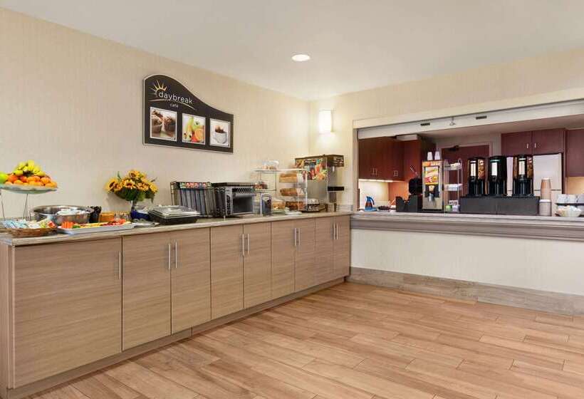 호텔 Days Inn By Wyndham Ottawa Airport