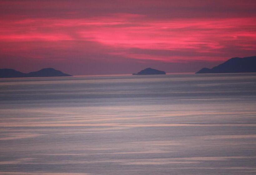 هتل Finikia Memories