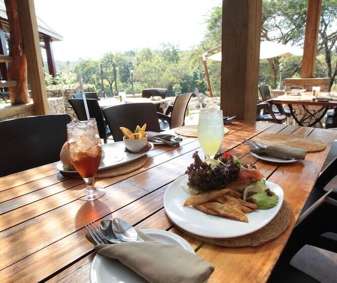 Отель Hippo Hollow Country Estate