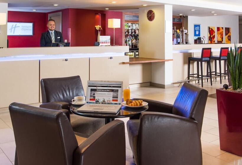 هتل Holiday Inn Express East Midlands Airport, An Ihg