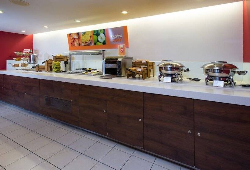 هتل Holiday Inn Express East Midlands Airport, An Ihg