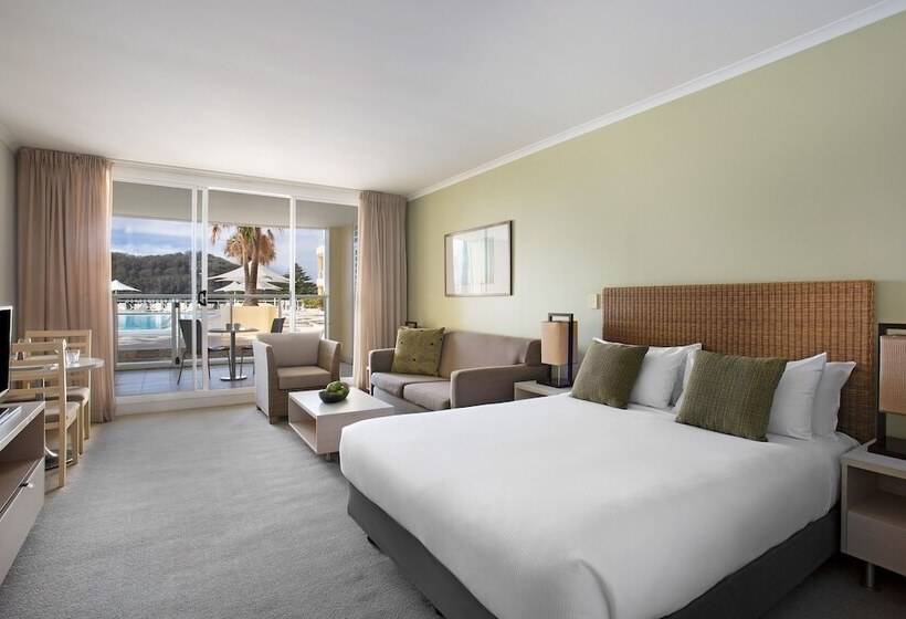 Отель Mantra Ettalong Beach