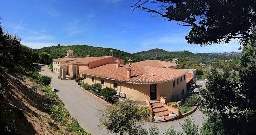 فندق Pausania Inn