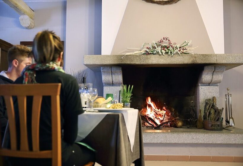 فندق Pausania Inn