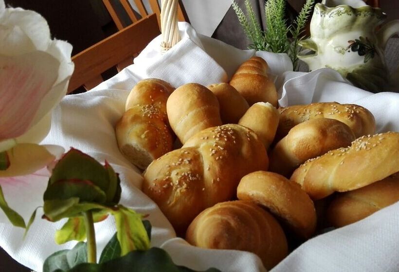 فندق Pausania Inn