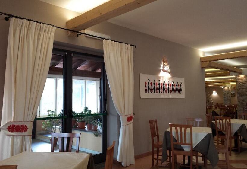 فندق Pausania Inn