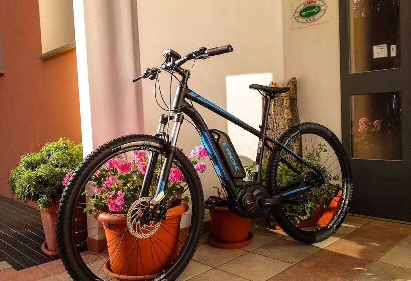 فندق Pausania Inn