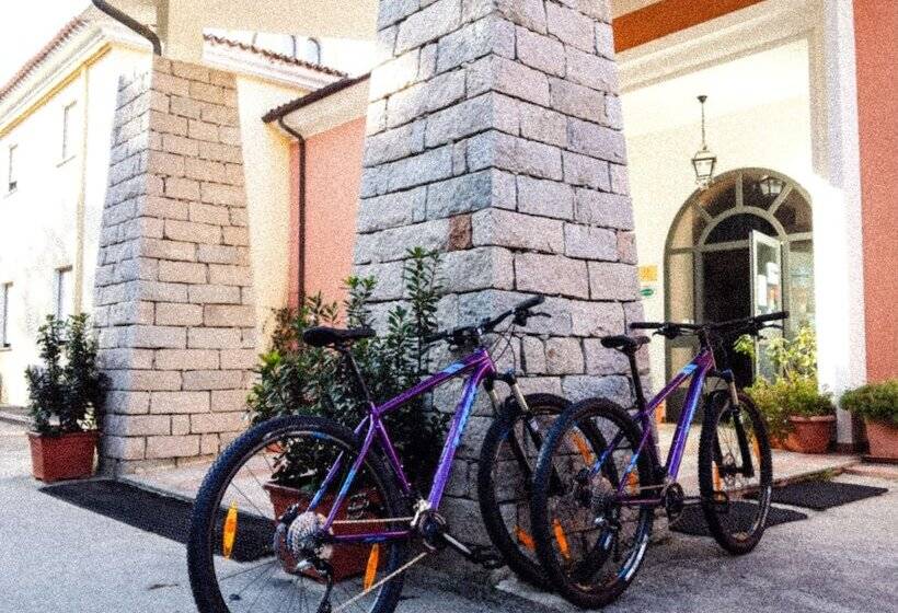 فندق Pausania Inn