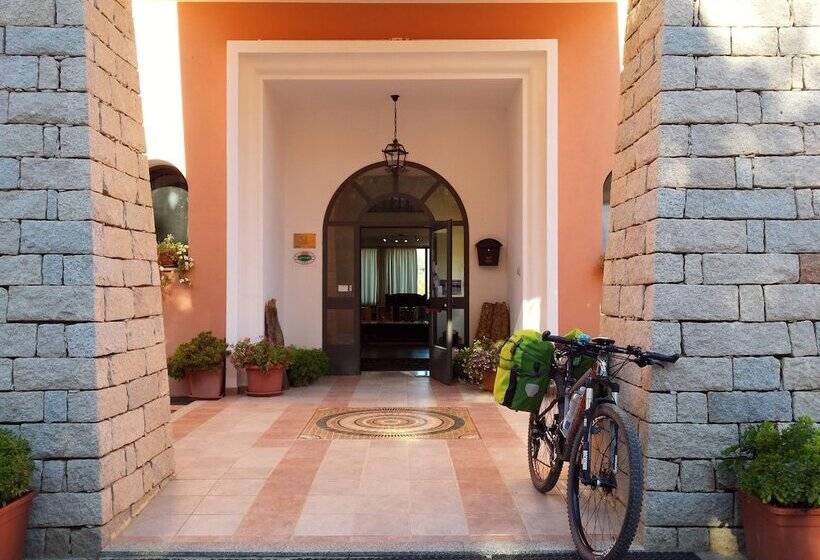 فندق Pausania Inn