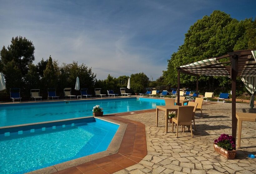 فندق Pausania Inn