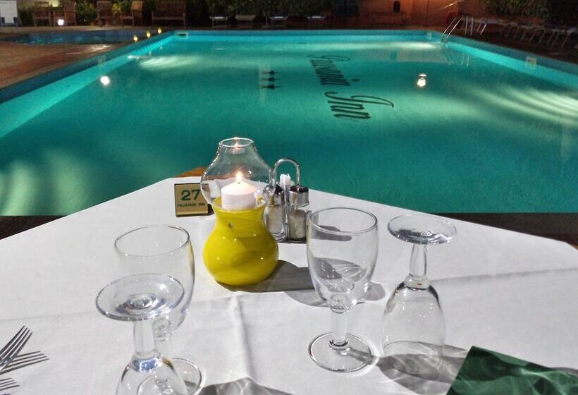 فندق Pausania Inn