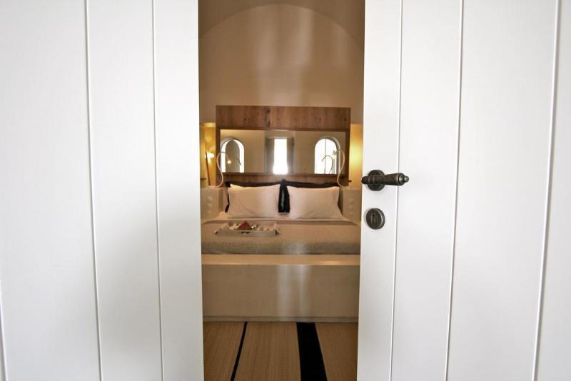 Hôtel Porto Fira Suites