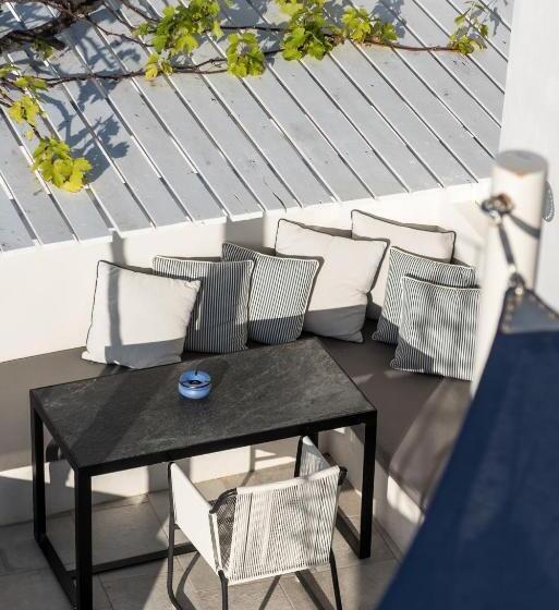 Hôtel Porto Fira Suites