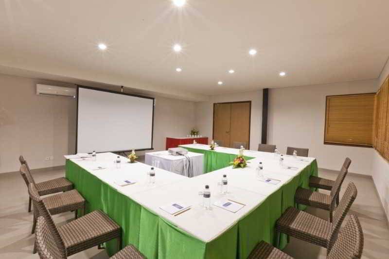 בית מלון כפרי The Oasis Beach Benoa