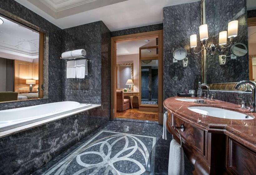 هتل The Ritzcarlton Jakarta, Mega Kuningan