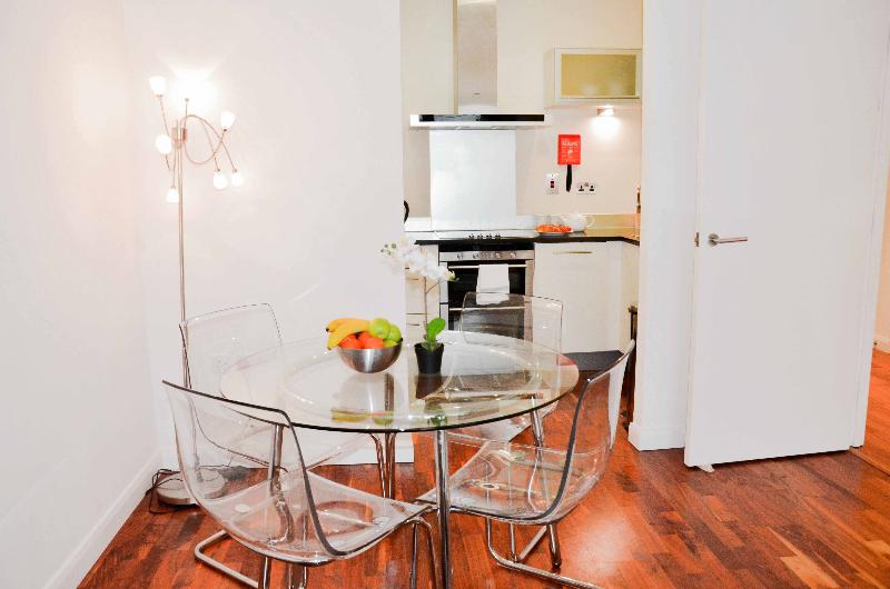 Fotos del hotel Discovery Dock Apartments East By Oyo Rooms:  10