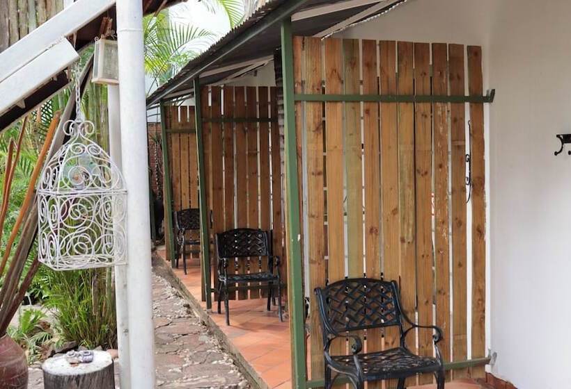 בית מלון כפרי Golden Lantern Guest Lodge