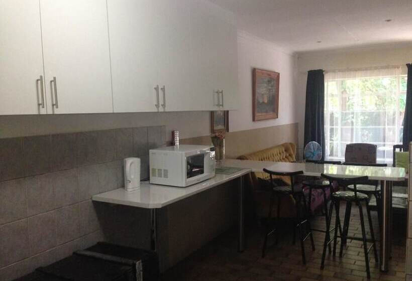 בית מלון כפרי Golden Lantern Guest Lodge