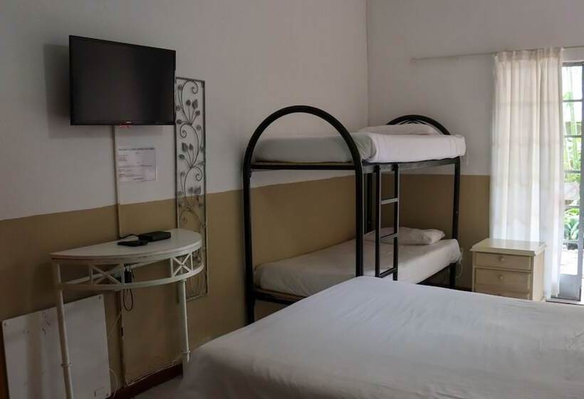 בית מלון כפרי Golden Lantern Guest Lodge