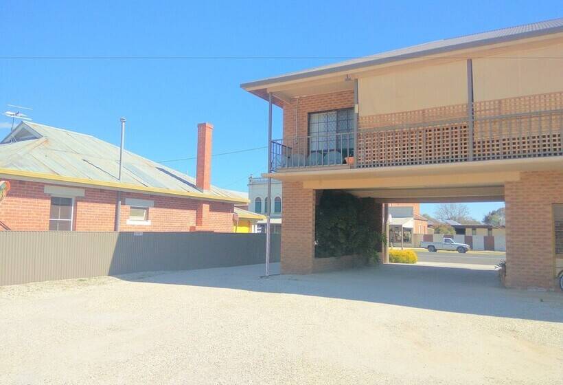 בית מלון כפרי Holbrook Town Centre Motor Inn