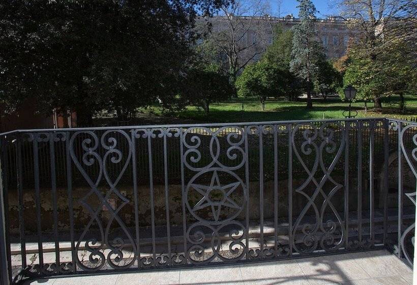 تختخواب و صبحانه Royal Gardens