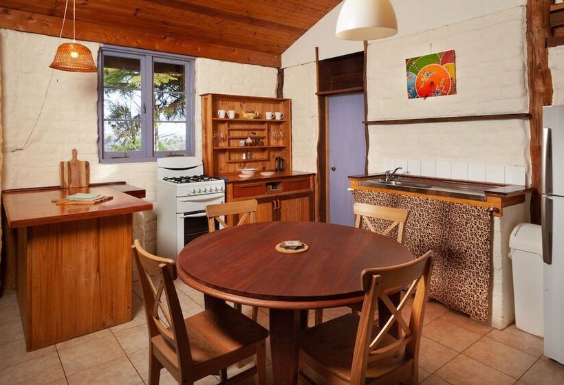 هتل Bombina Cottages