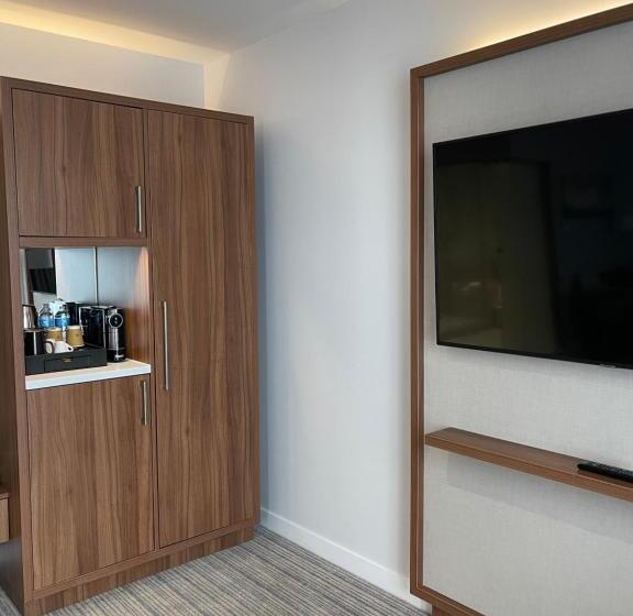 هتل Courtyard By Marriott London Heathrow Airport