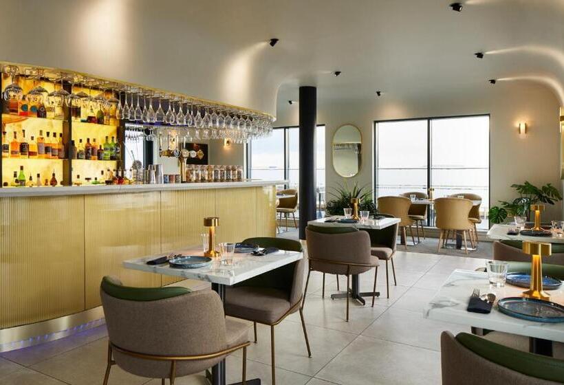 هتل Courtyard By Marriott London Heathrow Airport