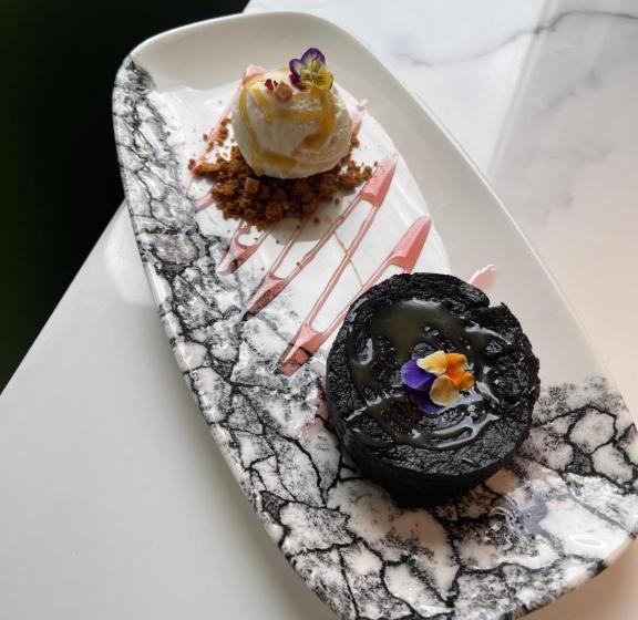 هتل Courtyard By Marriott London Heathrow Airport