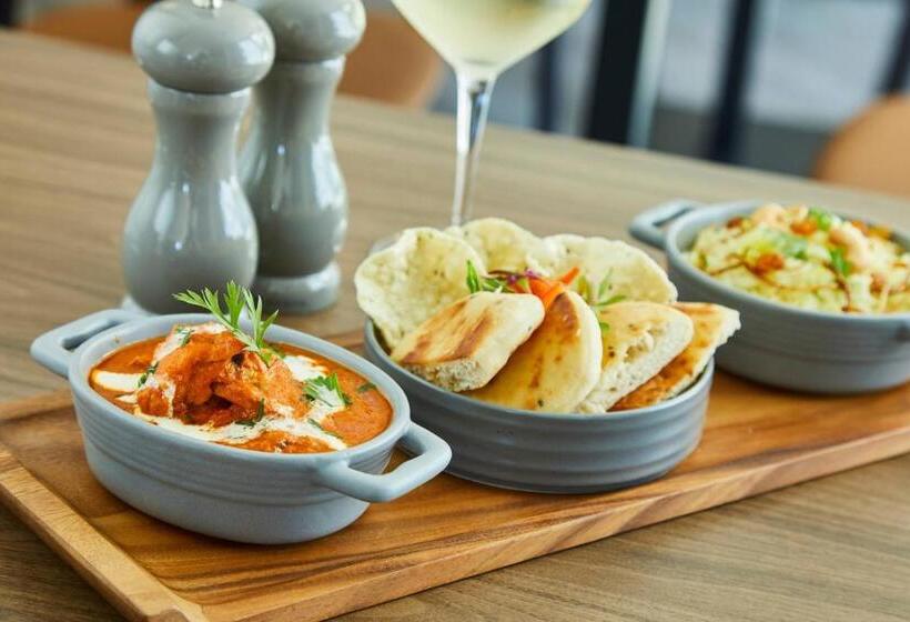 هتل Courtyard By Marriott London Heathrow Airport