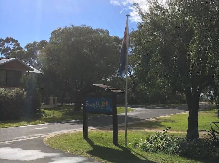 בית מלון כפרי Sandy Bay Holiday Park
