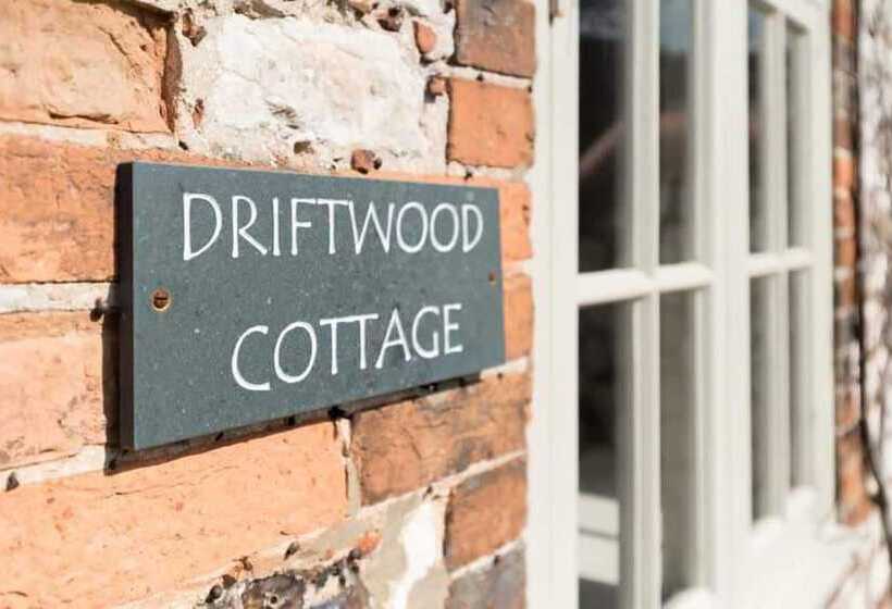 Stunning Driftwood Cottage At Holme Next The Sea