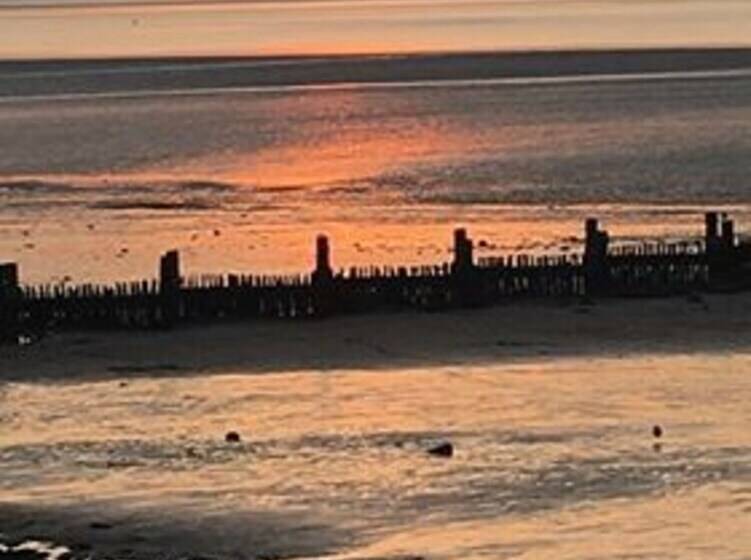 Stunning Driftwood Cottage At Holme Next The Sea