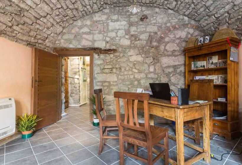 بنسيون Madalen Guest House