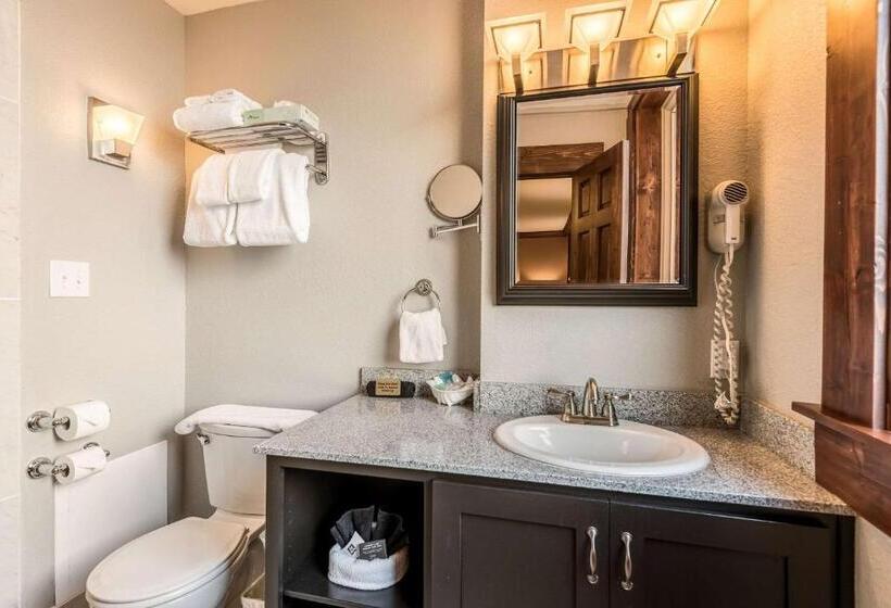 Bothwell Sedalia Central District, Ascend Hotel Collection