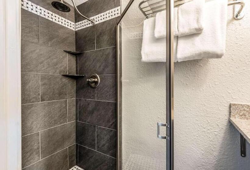 Bothwell Sedalia Central District, Ascend Hotel Collection