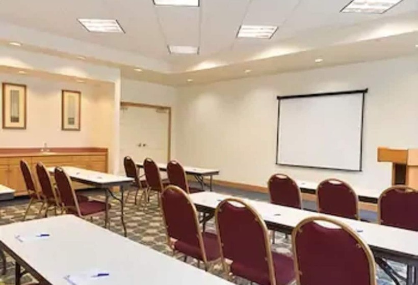 בית מלון כפרי Baymont By Wyndham Fort Myers Airport