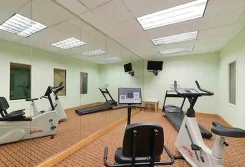 בית מלון כפרי Baymont By Wyndham Fort Myers Airport