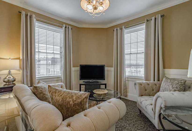 Bothwell Sedalia Central District, Ascend Hotel Collection