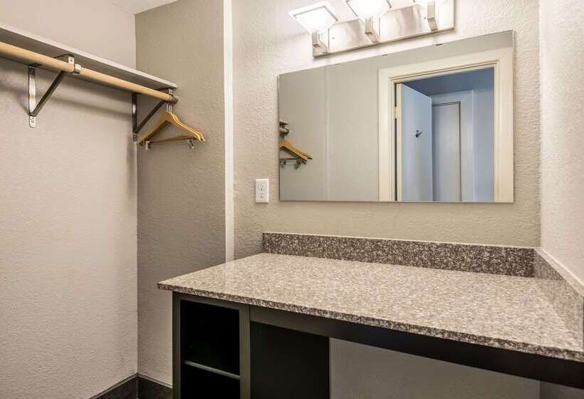 Bothwell Sedalia Central District, Ascend Hotel Collection